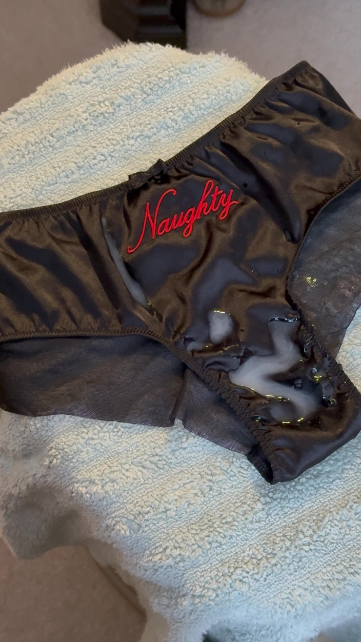 CumDaily: Karısının külotlarına boşalma 9