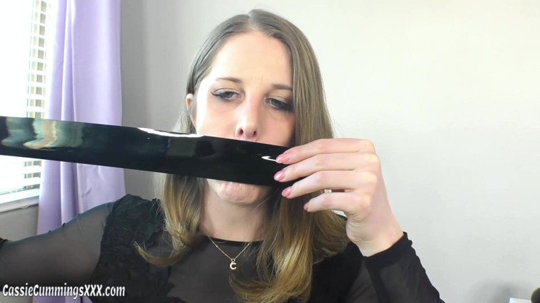Cassie Cummings: Le bâillon BDSM de Cassie essaye et parle