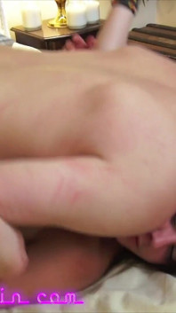 Violet Little, demi de pint, aime trop la vieille bite de Richard Nailder
