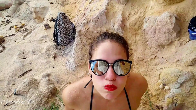 April BigAss: Minum Kencing di Pantai dan Jalan