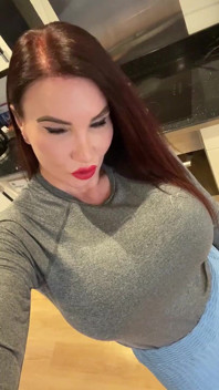 La pelirroja Sophie James saca sus tetas en el bosque