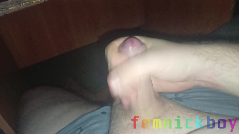 femnickboy: Un tip gras își masturbează pula veiny și ejaculează