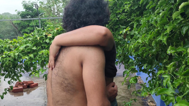 Vaigavarun45: Percintaan hujan di luar rumah dengan tetek menghisap dan tetek...