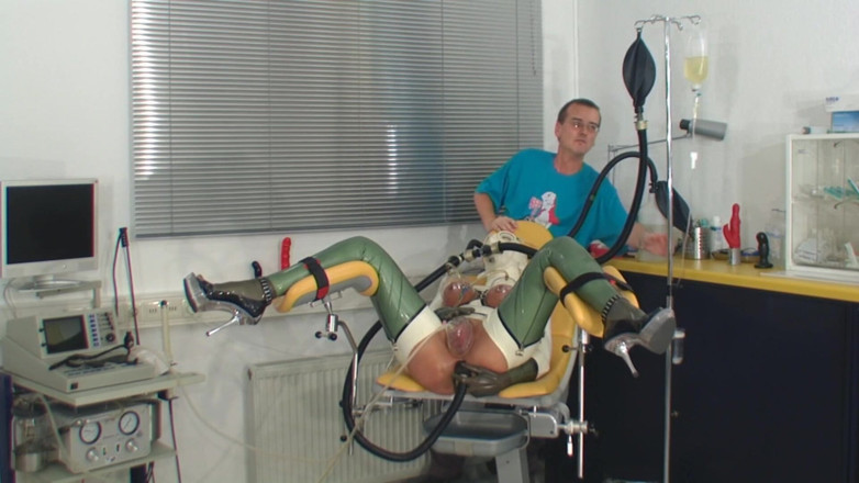 Rubber & Clinic Studio - 1ATOYS: Vakum pompalarıyla ağır kauçuk mastürbasyon