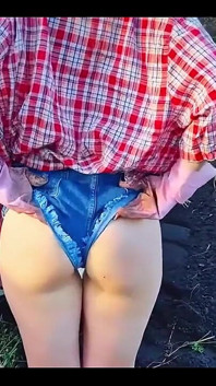La ragazza della fattoria viene sditalinata e scopata sul nonno