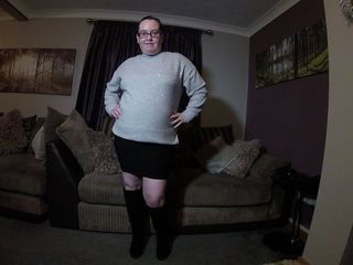 Horny vixen: चोदने लायक मम्मी बड़े स्तन और गांड के साथ घुटने के जूते उतार रही है