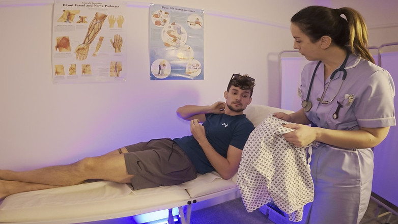 Mr LDN Lad: ¡la Verdadera Enfermera Británica Kayleigh Davis Lo Ama!