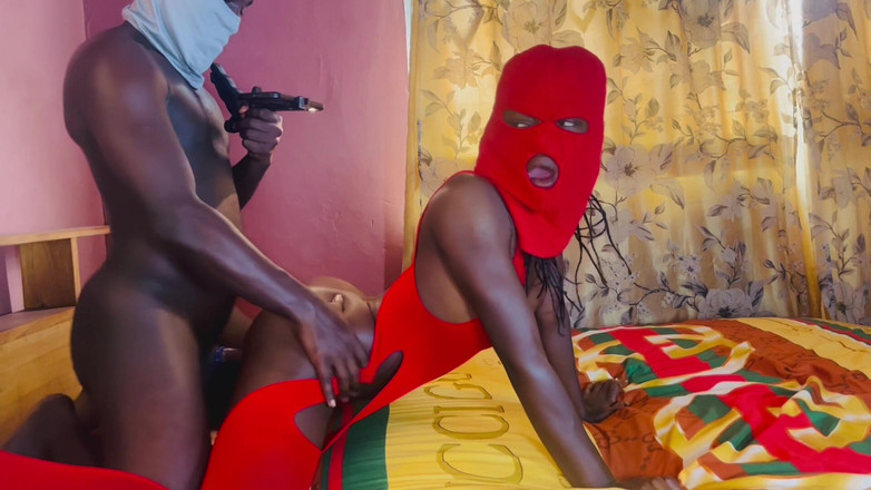 Mello Noir: Tetangga melayani kontol besarnya