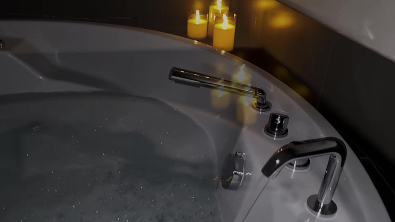 Alexander Audran: Kim bana eşlik etmek ister? Jakuzide mastürbasyon yapıyorum ve rahatlatıcı...