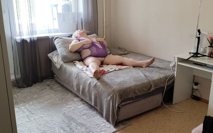Zona901: Un'amica gioca con una grande figa con il suo pettine