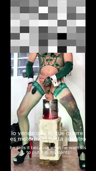 Transsexuală drăguță în ciorapi verzi expoziție în aer liber cu sărituri cu un vibrator anal