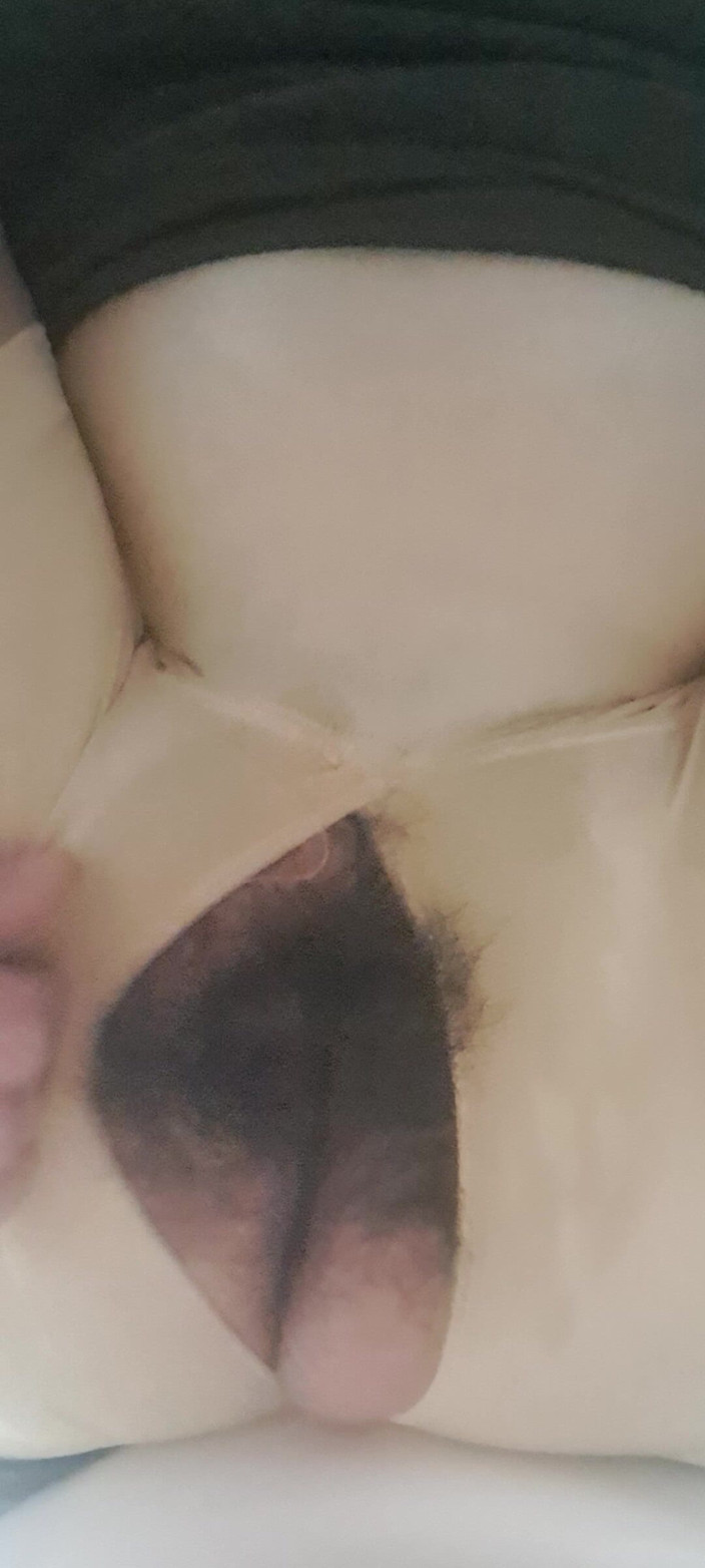 Mommy big hairy pussy: Mama zieht ihre fette Muschi aus dem Loch in ihren...