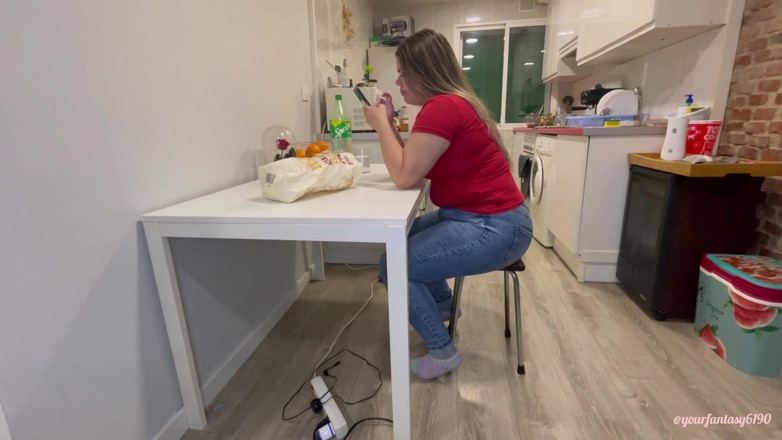 Your fantasy studio: Pârțuri nerușinate în timp ce mănâncă