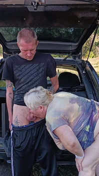 În parc, îmi fut mama vitregă în pizda ei pe la spate, apoi în gura ei și ejaculez de două ori într-un minut