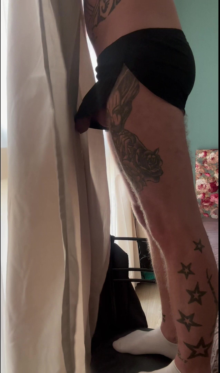 Bzik23: Dick schlüpfte aus seinen Sport-Nylonshorts.