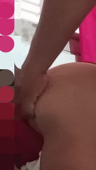 Dengan duburnya terbuka, gadis MILF itu menuangkannya untuk merangkap tidak lama lagi dan selesai dengannya