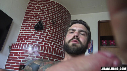 Juan Lucho Gay: 家で一人