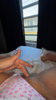 이웃이 지나가다가 창문을 통해 나를 본다 그는 항상 미친 듯이 놀며 내 보지를 보고 있습니다