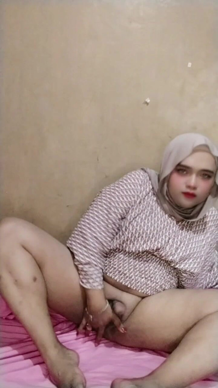 Ivvy Crossdresser: Ivvy travesti tesettürlü bir ay sonra azgın hissediyor. Sonra boşalıyor