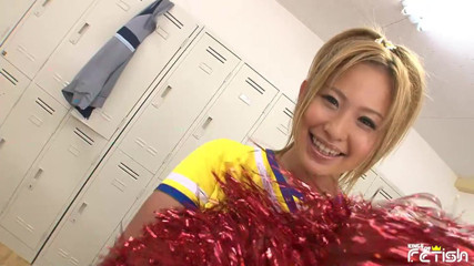 Pure Japanese adult video ( JAV): Japońska cheerleaderka zostaje staranowana przez cipkę i zalana przez drużynę...