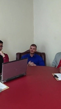 Înnebunită la birou când două blonde se prezintă