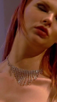 Ragazze bollenti scopano enormi vecchi cazzi