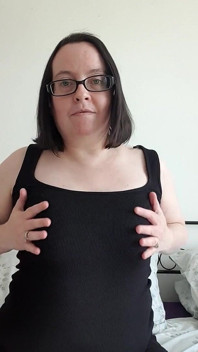 Ma femme joue avec mon vibromasseur lapin rose en robe noire