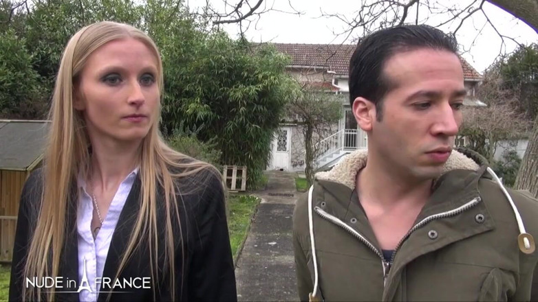Nude in France: Hermosa rubia con hermoso cabello largo es por su jardinero