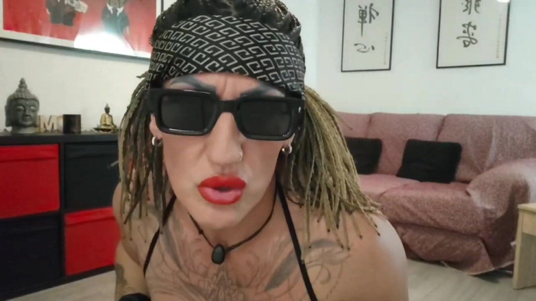 Danaxmuscles: Dominatrix sesat memesan hambanya untuk makan thongnya