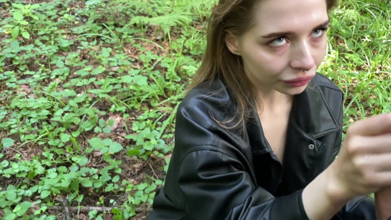 Californiababe: Sexo arriscado com a bonita californiana na floresta