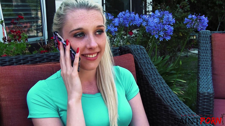 SaintPorn: Roxy lagi asik mainin hitachi dan dientot sama ayah tirinya...