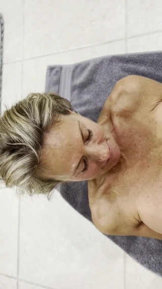 InternalDrive: MILF Dianne getting pissed on while she pisses on Jack.