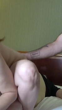Melody Mynx bawi się z dwoma mężczyznami i dostaje creampie