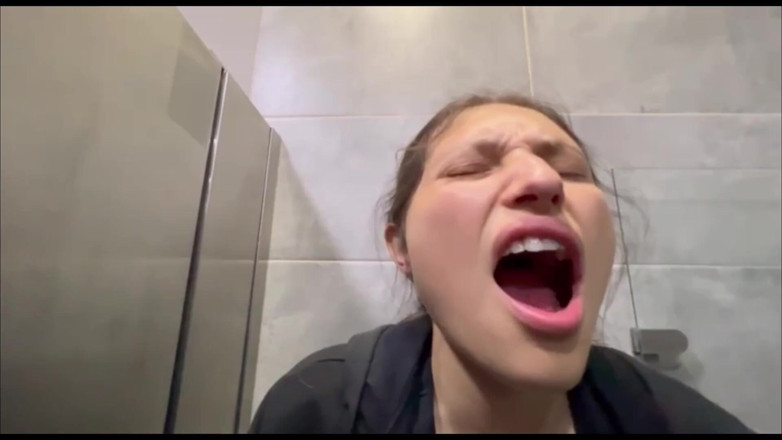 scarlettandc: Prietena mea de la sală mă provoacă să facem sex în...