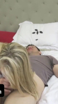 Family Strokes - urocza blond przyrodnia siostra zostaje pochłonięta przez swojego napalonego przyrodniego brata