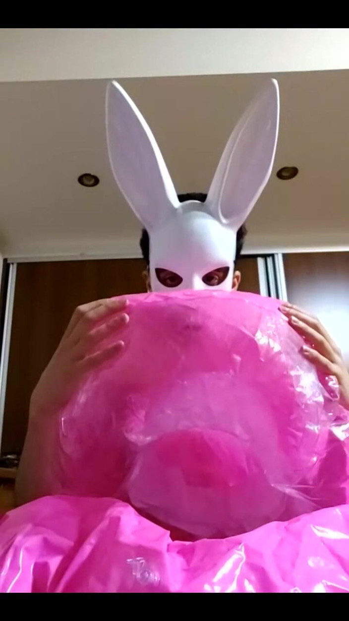 Floatie Boy: Bunny Looner bläst seinen aufblasbaren rosa stuhl und einen großen...