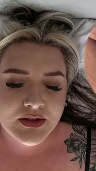 Georgie Winters, BBW tatouée, masturbation en solo, baguette et gode, orgasme réel, écran partagé, gros plan 4K
