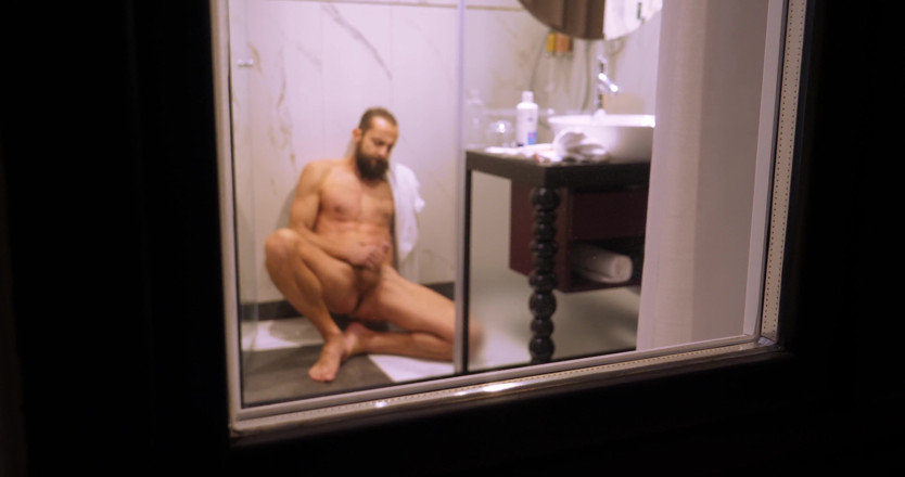 Jerking studs: Een man in een douche