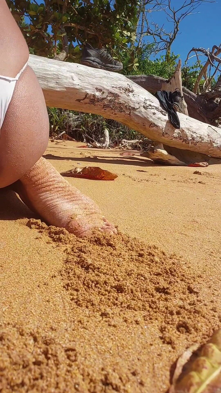 Ladysilvas: Ladysilva crossdresser se promène dans une culotte sexy sur la...