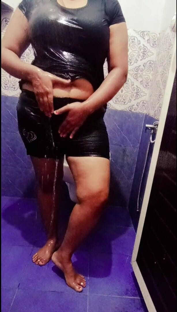 Your Arya: India tetona hermanastra Arya en cuarto de baño