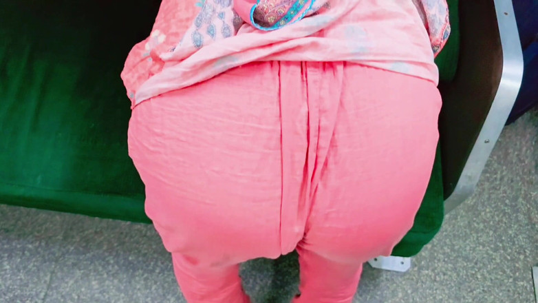 Faryal: Romantika ve vlaku Náhodná nádherná dívka ve vlaku