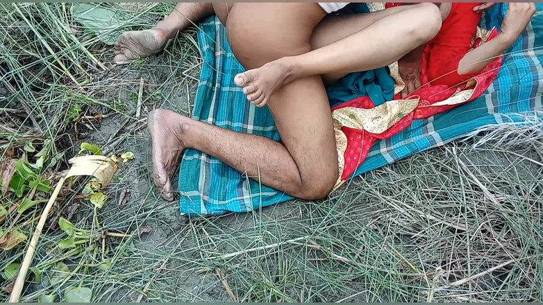 BanglaSexy24: 清晰的新孟加拉性感哥被秘密的红色纱丽操逼丛林和做爱，后入式性爱浪漫美丽