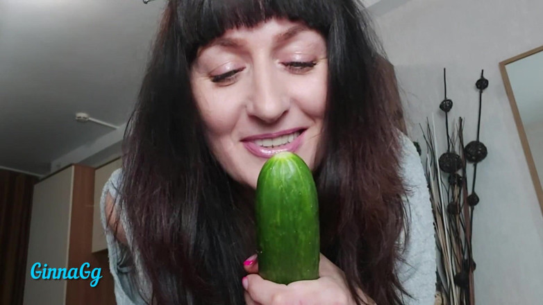 GinnaGg: La reine des légumes baise un concombre dans un préservatif...