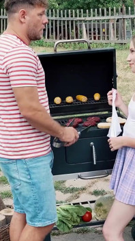 Gorący letni grill - Maya dostaje swój pierwszy trójkąt na świeżym powietrzu