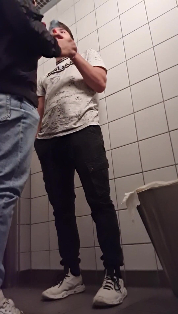 boyzxy212: Fuck 'n Kouř na veřejné toaletě