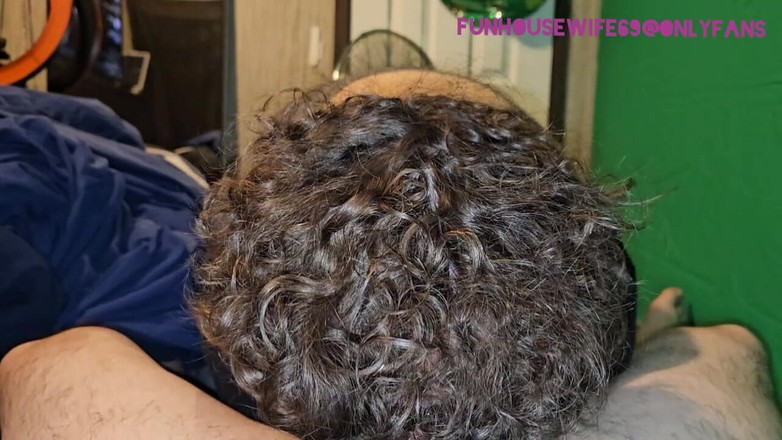 Funhousewife69: 为我抽干圣诞老人的蛋蛋，他每天都会高潮