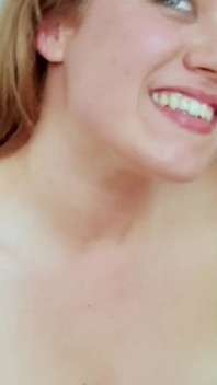 La giovane bellezza bionda diverte se stessa e il suo partner