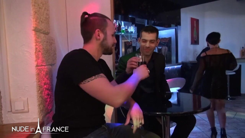 Nude in France: 스와핑 클럽에서 젊은 아내를 제안하고 John Doe에게 따먹히는 것을 지켜보는 남자
