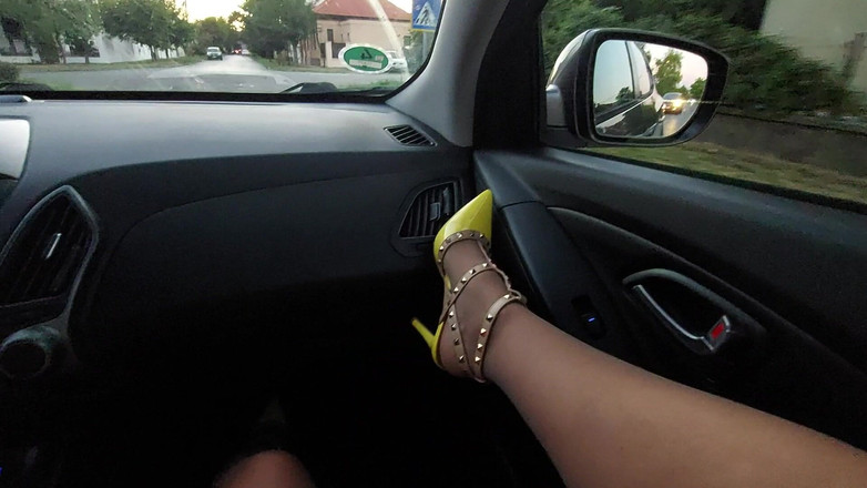 Step Mommy: Stiefmoeder spreidt haar benen in de auto en verleidt haar...