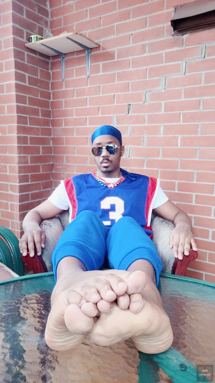 Soft Soleman: 私は男性の足を小刻みに刻み、しわくちゃにします (2025)